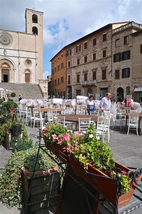 Scrumpdillyicious: Todi: Piazza del Popolo & Ristorante Umbria