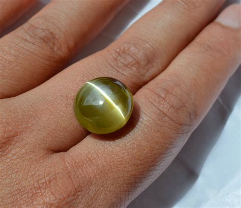 25.04 Carat Natural Apple Green Cat's Eye Chrysoberyl Gemstone -Ceylon – Elizabeth Jewellers