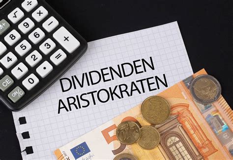 Calculator, money and Dividenden Aristokraten text on black table - Creative Commons Bilder