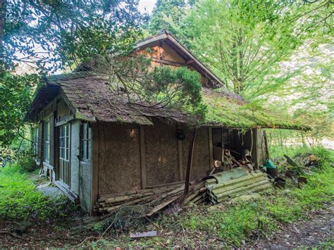 'Ghost Houses' Haunt a Rapidly Aging Japan | Ghost house, Japanese ghost, Abandoned houses