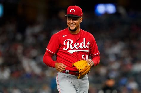 Seattle Mariners acquire Luis Castillo in trade with Cincinnati Reds ...