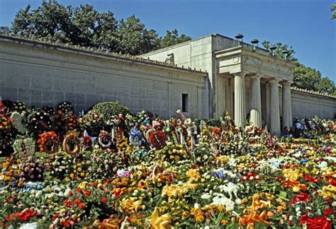 Elvis Presley Funeral Pictures | POPSUGAR Celebrity Photo 10