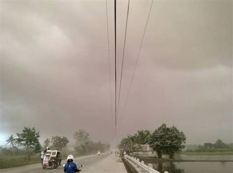 Huge eruption at Mayon Volcano, Philippines, ejects ash 12.5 km (41 000 feet) in the air ...