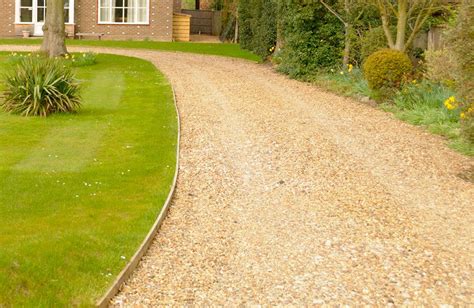 Gravel Driveways London & Reigate | UK Surfacings Ltd