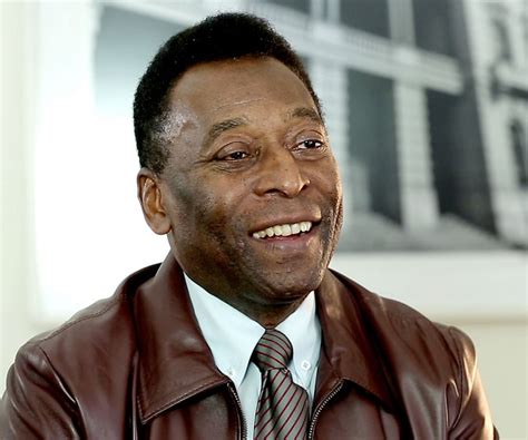 Pele Biography - Childhood, Life Achievements & Timeline