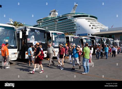 Cruise ship passengers boarding tour buses Stock Photo - Alamy