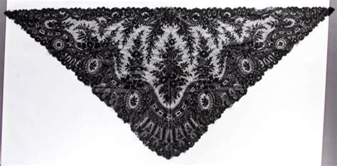 CHANTILLY LACE SHAWL