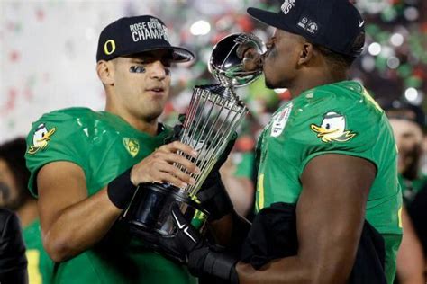 Heisman Trophy winner Marcus Mariota holds Rose Bowl trophy for ...