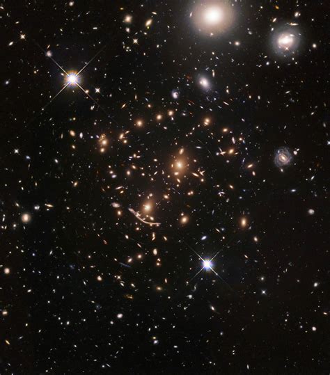 Hubble Captures Wide-Field View of Galaxy Cluster Abell 370 | Sci.News