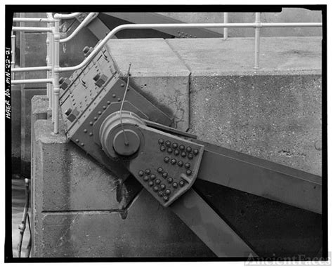 21. DETAIL VIEW OF TAINTER GATE, SHOWING TRUNNION PIN,...