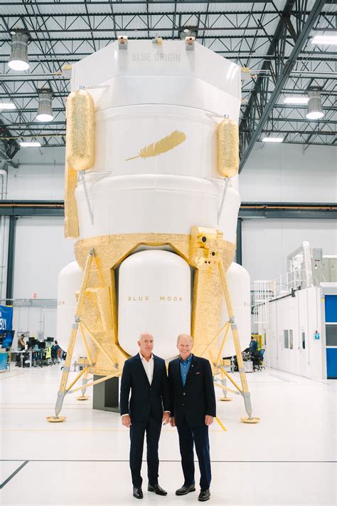 Blue Origin shows off 3-story Blue Moon lunar lander mock-up | Digital Trends