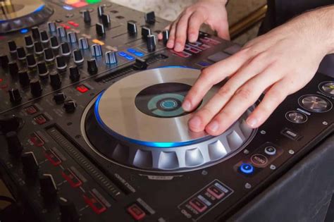 Best Beginner DJ Controller: 5 Easy To Use DJ Controllers