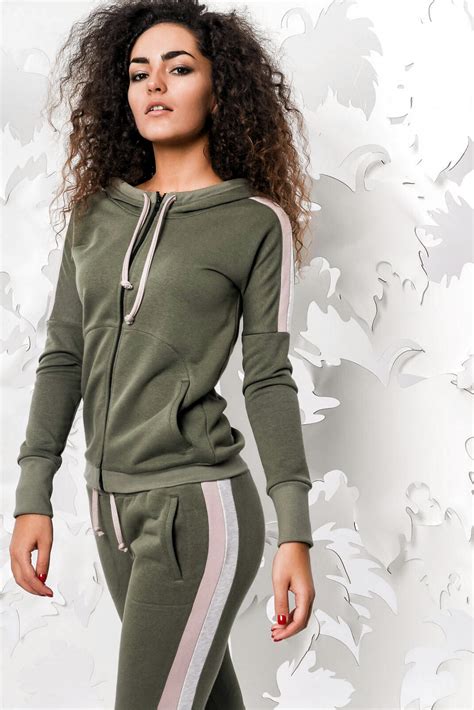 Sports wear in 2020 | Sports wear women, Tracksuit women, Womens active ...