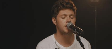 Niall Horan Unveils Live Acoustic Performance of "Flicker"