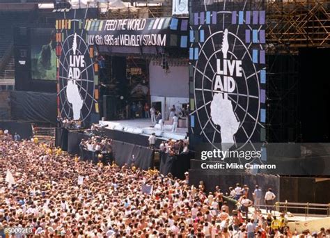 Live Aid Crowd Photos and Premium High Res Pictures - Getty Images