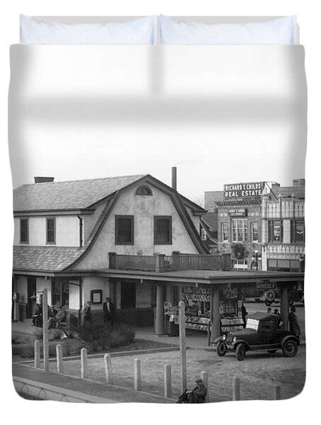 Train Station In Mineola, Ny Photograph by Underwood Archives