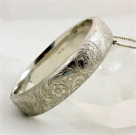 Vintage Silver Hinged Bangle | saffgroup.com