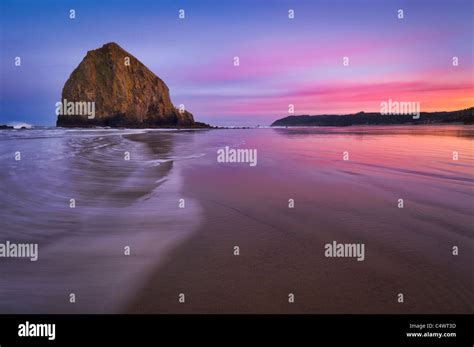 USA,Oregon,Clatsop County,Haystack Rock and beach Stock Photo - Alamy