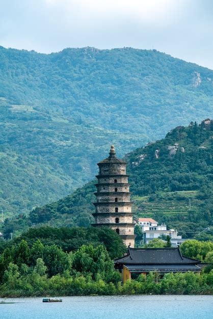 Premium Photo | Lianyungang huaguoshan lake and temple pagoda