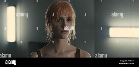 Mackenzie davis blade runner 2049 hi-res stock photography and images ...