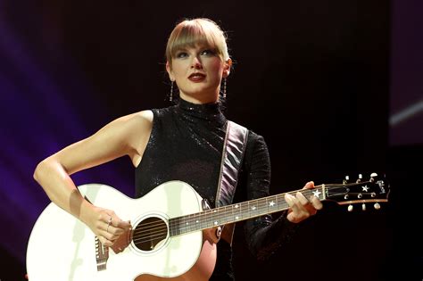 All Details About Taylor Swift's Album 'Midnights' From Songs to Exclusives - Newsweek