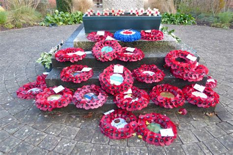 Poppy wreaths © Philip Halling cc-by-sa/2.0 :: Geograph Britain and Ireland