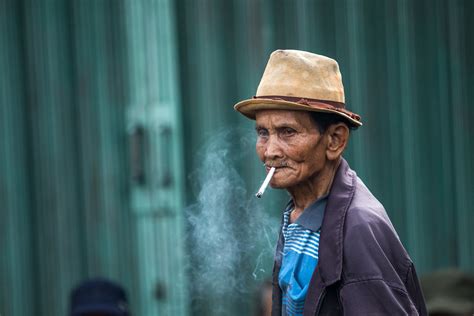 Gambar Orang Tua Merokok Keren Hitam Putih : Urgensi Daerah Mengatur Iklan Rokok Anggraeni Septi ...