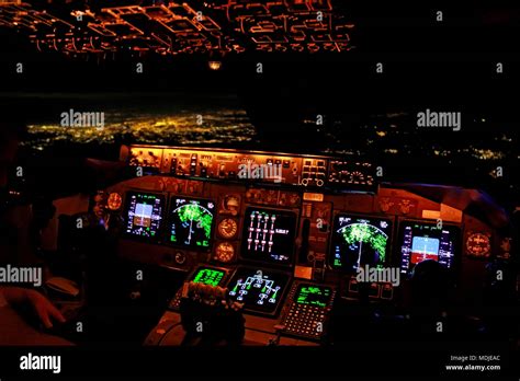 747 cockpit night hi-res stock photography and images - Alamy