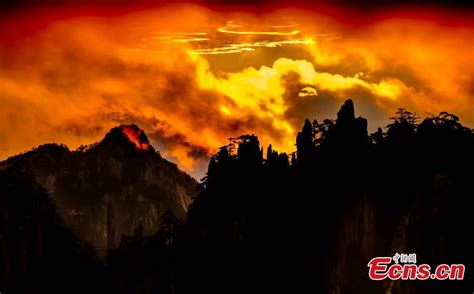 Spectacular sunrise in Mount Huangshan