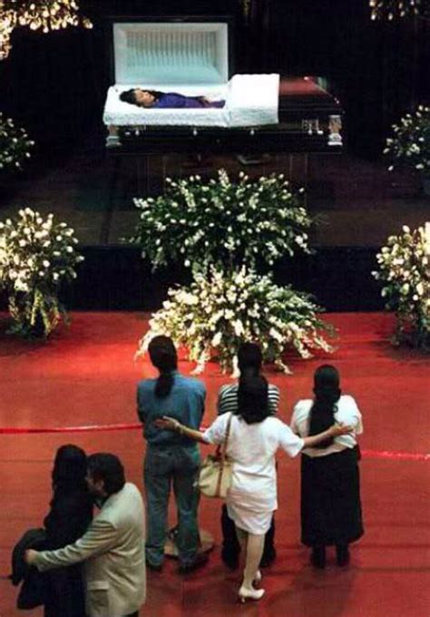 Publican una foto inédita de Selena Quintanilla en su funeral