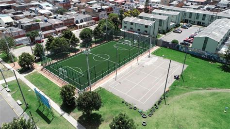 Cancha sintética para futbol en el parque la Europa, Proyecto del Grupo 3 del IDRD. Bogotá. D. C ...