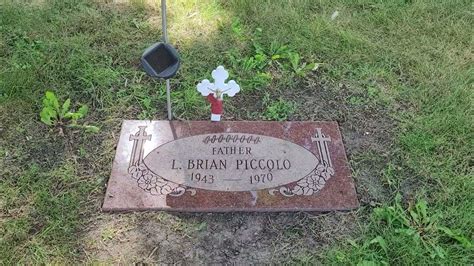 The Grave of Chicago Bears Brian Piccolo - YouTube