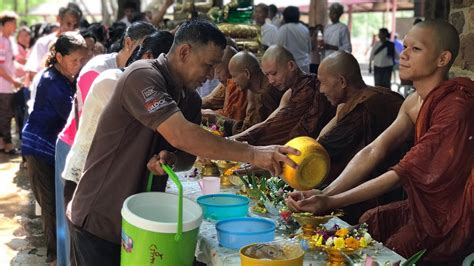 ประเพณีสงพระถ้ำ วันวิสาขบูชา วัดพระพุทธไสยาสน์(ถ้ำพระทอง) - YouTube