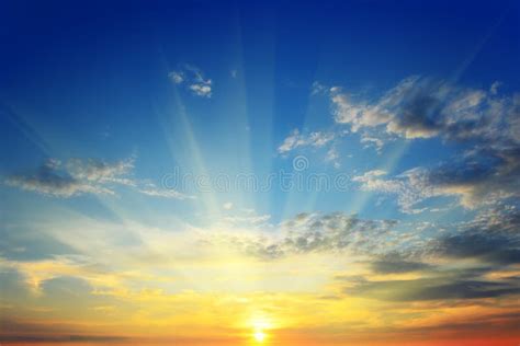 Le Soleil Au-dessus De L'horizon Photo stock - Image du rayons, horizontal: 25509056