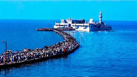 Walking to Mumbai's Haji Ali Mosque via narrow path in the middle of the Arabian Sea | Sky's ...