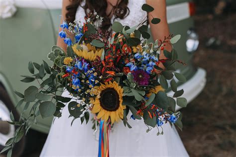 30 Bright & Happy Sunflower Wedding Bouquet Ideas