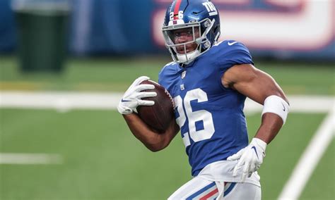 LOOK: Saquon Barkley goes shirtless in Giants workout