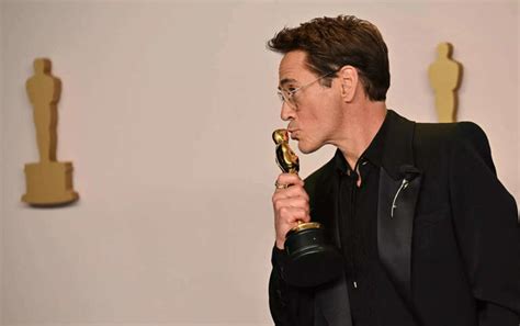 Robert Downey Jr. wins his first Oscar