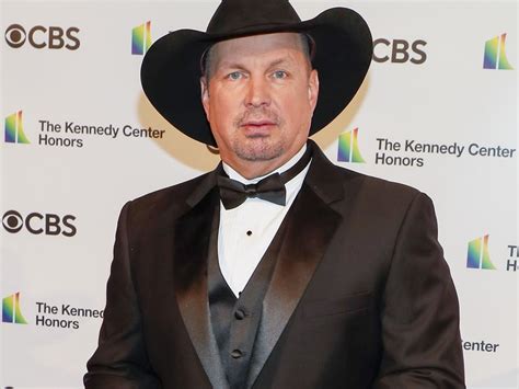 Garth Brooks New Bar Will Sell Bud Light Amid Controversy