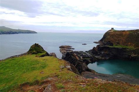 Coastal path walking: Porthgain to Abereiddy Pembrokeshire towns & info | Holiday Cottages Wales