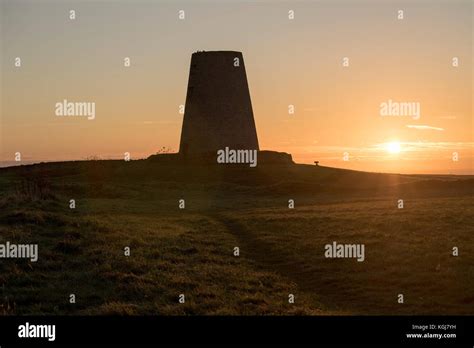 Sunderland, UK. 8th Nov, 2017. UK Weather: The sun appears over the ...