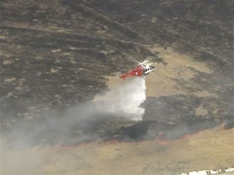 Brush fire in Sylmar singes 25 acres, burns close to homes - Los ...