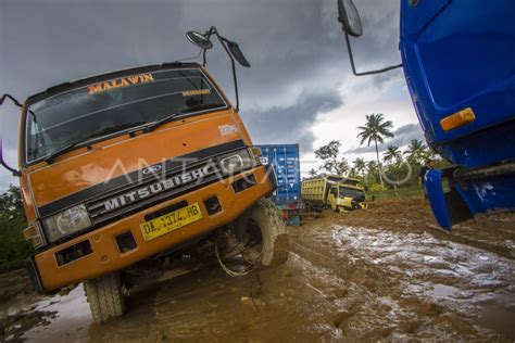 JALAN NASIONAL RUSAK PARAH AKIBAT BANJIR | ANTARA Foto