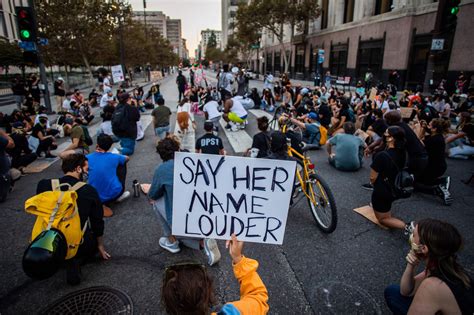 Louisville Protest Photo Featuring Alberta Jones Banner | POPSUGAR UK News