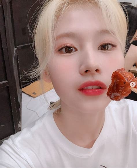 “TWICE” Sana revela selfie con pollo en mano… “Estoy comiendo pollo” - K-pop