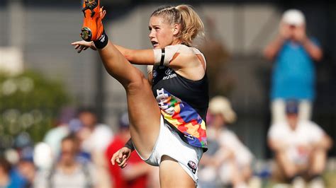 AFL: Erin Wardrop photo that rivals Tayla Harris' iconic kick