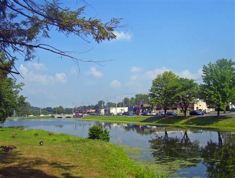 File:Monroe, NY, mill pond and downtown.jpg - Wikipedia, the free ...