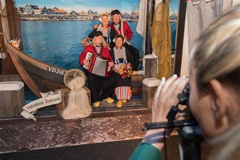 Picture in traditional Volendam costume - Volendam - Amsterdam Region (Mar 2024)