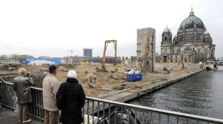 East Germans reject palace reconstruction in Berlin