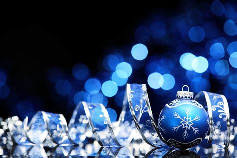 Blue Christmas Glow: 4K Holiday Wallpaper